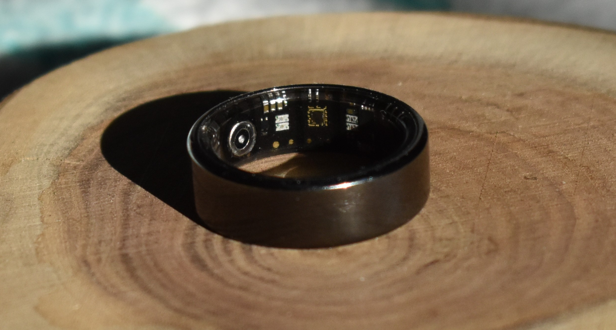 picture of the colmi r02 smart ring in shiny black. The electronics can be seen through the epoxy inside the ring